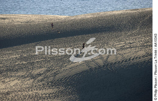 Promenade sur la Dune du Pilat. - © Philip Plisson / Plisson La Trinité / AA10343 - Nos reportages photos - Arcachon [Bassin d']