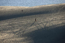 Walk on the Pilat Dune. © Philip Plisson / Plisson La Trinité / AA10343 - Photo Galleries - Arcachon [Basin of]