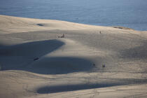 Promenade sur la Dune du Pilat. © Philip Plisson / Plisson La Trinité / AA10344 - Nos reportages photos - Dune