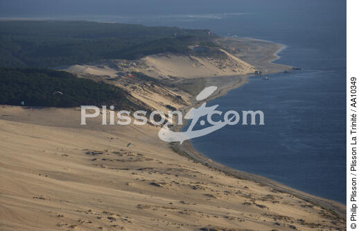 Paragliders on the Pilat Dune. - © Philip Plisson / Plisson La Trinité / AA10349 - Photo Galleries - Gironde