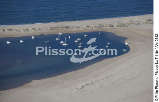 Mooring on the Arguin Sand Bank . - © Philip Plisson / Plisson La Trinité / AA10382 - Photo Galleries - Town [33]