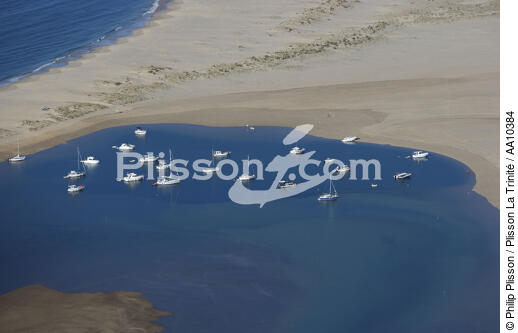 Boats mooring on the Arguin Sand Bank. - © Philip Plisson / Plisson La Trinité / AA10384 - Photo Galleries - Gironde