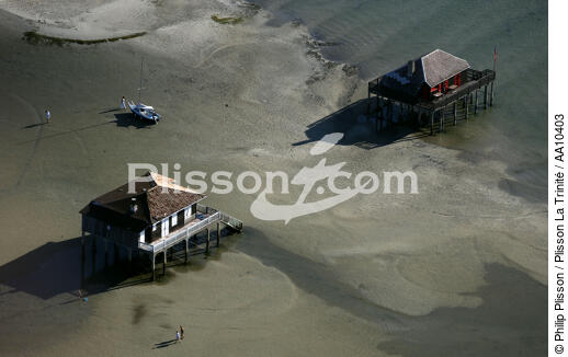 Maisons sur pilotis sur l' île aux Oiseaux. - © Philip Plisson / Plisson La Trinité / AA10403 - Nos reportages photos - Marée