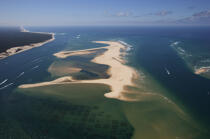 The Arguin Sand Bank. © Philip Plisson / Plisson La Trinité / AA10420 - Photo Galleries - Blue sky