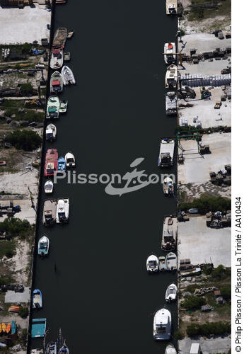 Chantiers ostréicoles dans le Bassin d'Arcachon. - © Philip Plisson / Plisson La Trinité / AA10434 - Nos reportages photos - Chantier ostréicole