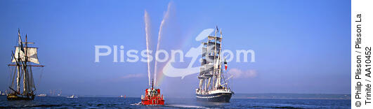 Gathering of Brest 1996. - © Philip Plisson / Plisson La Trinité / AA10452 - Photo Galleries - Fireboat