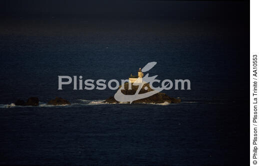 Fin de journée sur le phare de Tevennec. - © Philip Plisson / Plisson La Trinité / AA10553 - Nos reportages photos - Mer d'Iroise