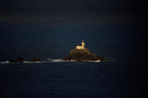 Fin de journée sur le phare de Tevennec. © Philip Plisson / Plisson La Trinité / AA10553 - Nos reportages photos - Tevennec