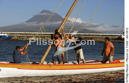 Baleinière aux Açores. - © Philip Plisson / Plisson La Trinité / AA10612 - Nos reportages photos - Paysage intérieur