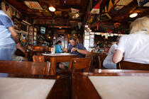 Le Café Sport "Chez Peter" à Horta. © Philip Plisson / Plisson La Trinité / AA10642 - Nos reportages photos - Homme