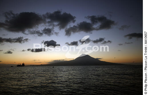 Coucher de soleil sur l' île Pico aux Açores. - © Philip Plisson / Plisson La Trinité / AA10657 - Nos reportages photos - Volcan