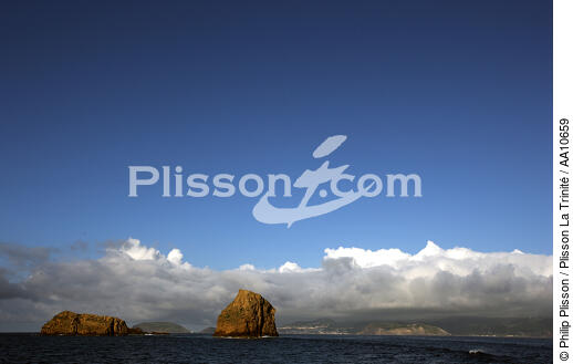 Rochers devant l' île Pico aux Açores. - © Philip Plisson / Plisson La Trinité / AA10659 - Nos reportages photos - Pico