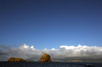 Rochers devant l' île Pico aux Açores. © Philip Plisson / Plisson La Trinité / AA10659 - Nos reportages photos - Açores [les]