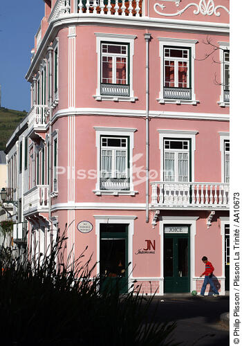 Maison colorée à Horta aux Açores. - © Philip Plisson / Plisson La Trinité / AA10673 - Nos reportages photos - Faial