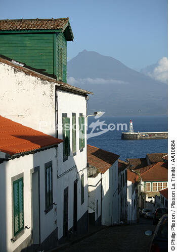 The Pico volcano viewed from the Faial Island in the Azores. - © Philip Plisson / Plisson La Trinité / AA10684 - Photo Galleries - Roof