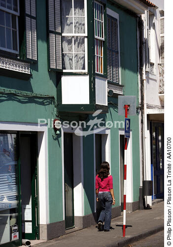 In the street of Horta in the Azores. - © Philip Plisson / Plisson La Trinité / AA10700 - Photo Galleries - Road transport