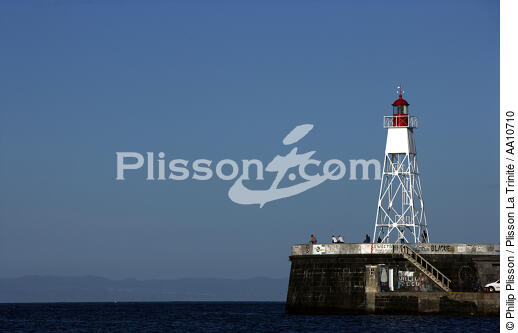 Feu de port de l' île Faial aux Açores. - © Philip Plisson / Plisson La Trinité / AA10710 - Nos reportages photos - Ciel bleu