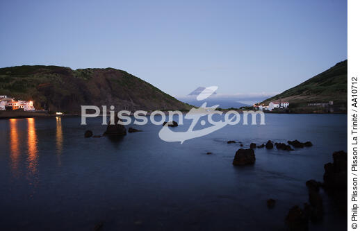 Night on Faial island in the Azores. - © Philip Plisson / Plisson La Trinité / AA10712 - Photo Galleries - Rock