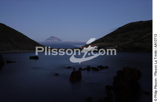 Nuit sur l' île Faial aux Açores. - © Philip Plisson / Plisson La Trinité / AA10713 - Nos reportages photos - Volcan
