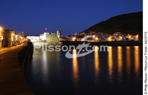 Nuit sur l' île Faial aux Açores. - © Philip Plisson / Plisson La Trinité / AA10715 - Nos reportages photos - Mer calme