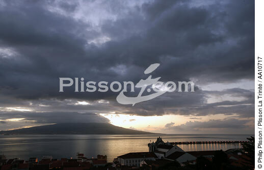 Lumière sur le volcan Pico aux Açores. - © Philip Plisson / Plisson La Trinité / AA10717 - Nos reportages photos - Faial