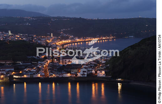 Crépuscule sur l' île Faial aux Açores. - © Philip Plisson / Plisson La Trinité / AA10734 - Nos reportages photos - Açores [les]