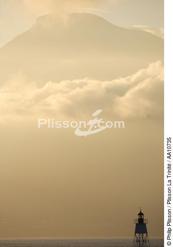 Feu de port d'Horta devant le volcan Pico. - © Philip Plisson / Plisson La Trinité / AA10735 - Nos reportages photos - Pico