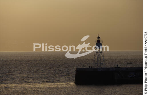 Feu de port à Horta aux Açores. - © Philip Plisson / Plisson La Trinité / AA10736 - Nos reportages photos - Portugal