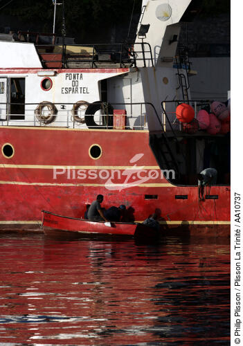 In the harbour of Horta in the Azores. - © Philip Plisson / Plisson La Trinité / AA10737 - Photo Galleries - Fishing boat