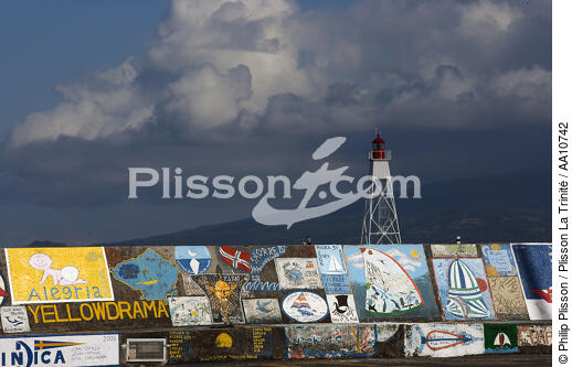 La digue du port d' Horta aux Açores. - © Philip Plisson / Plisson La Trinité / AA10742 - Nos reportages photos - Açores [les]