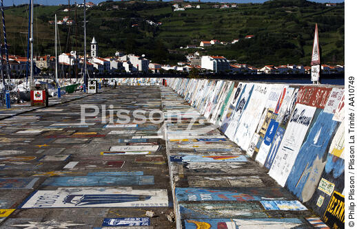 The dike of Horta harbour in the Azores. - © Philip Plisson / Plisson La Trinité / AA10749 - Photo Galleries - Azores [The]