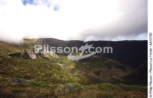 Faial, île volcanique aux Açores. - © Philip Plisson / Plisson La Trinité / AA10750 - Nos reportages photos - Volcan