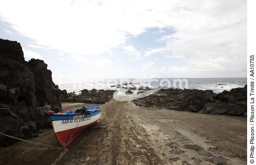 Fix of setting to water on Faial in the Azores. - © Philip Plisson / Plisson La Trinité / AA10755 - Photo Galleries - Small boat