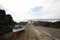 Fix of setting to water on Faial in the Azores. © Philip Plisson / Plisson La Trinité / AA10755 - Photo Galleries - Small boat