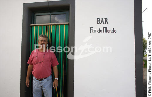 Le bar de la fin du monde sur Faial aux Açores. - © Philip Plisson / Plisson La Trinité / AA10757 - Nos reportages photos - Portrait