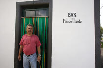Le bar de la fin du monde sur Faial aux Açores. © Philip Plisson / Pêcheur d’Images / AA10757 - Nos reportages photos - Les îles de Faial et Pico aux Açores