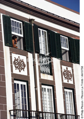 Façade d'une maison sur Horta aux Açores. - © Philip Plisson / Plisson La Trinité / AA10758 - Nos reportages photos - Fenêtre