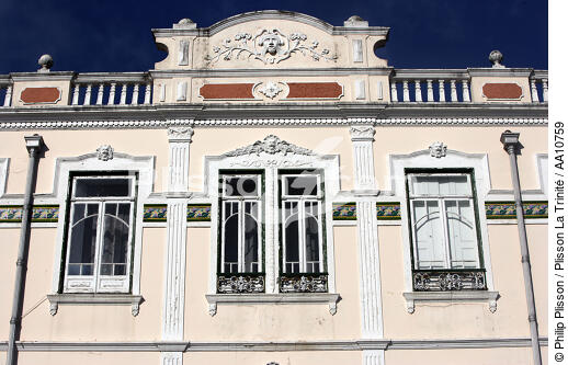 Façade d'une maison sur Horta aux Açores. - © Philip Plisson / Plisson La Trinité / AA10759 - Nos reportages photos - Fenêtre