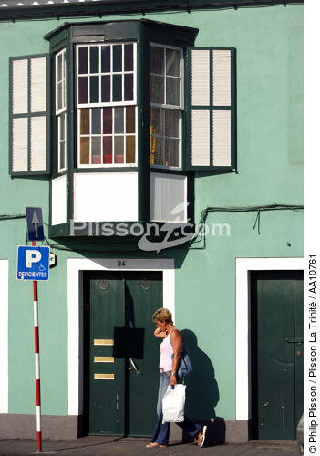 In the street of Horta in the Azores. - © Philip Plisson / Plisson La Trinité / AA10761 - Photo Galleries - Woman
