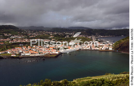 Vue sur la ville d' Horta aux Açores. - © Philip Plisson / Plisson La Trinité / AA10765 - Nos reportages photos - Portugal