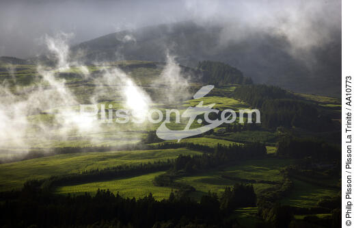 View on the countryside of Faial Island in the Azores. - © Philip Plisson / Plisson La Trinité / AA10773 - Photo Galleries - Mist