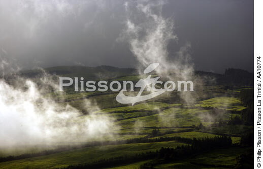 View on the countryside of Faial Island in the Azores. - © Philip Plisson / Plisson La Trinité / AA10774 - Photo Galleries - Mist