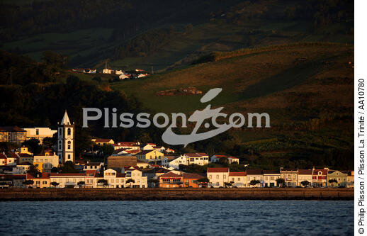 End of the day on Horta in the Azores. - © Philip Plisson / Plisson La Trinité / AA10780 - Photo Galleries - Calm sea
