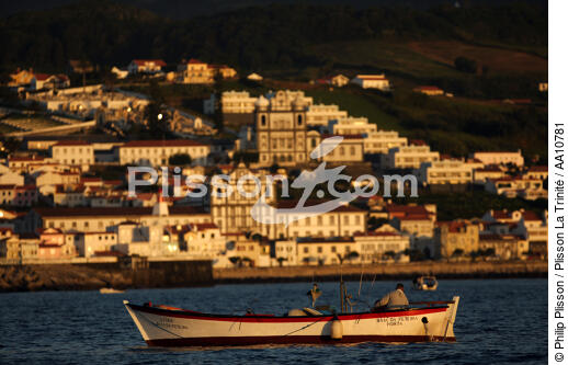 End of the day on Horta harbour in the Azores. - © Philip Plisson / Plisson La Trinité / AA10781 - Photo Galleries - Horta