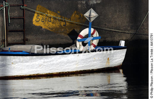 Canot de pêche dans le port d' Horta aux Açores. - © Philip Plisson / Plisson La Trinité / AA10791 - Nos reportages photos - Açores [les]
