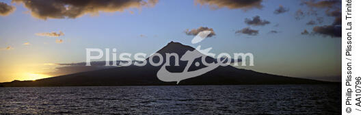 Le volcan Pico aux Açores. - © Philip Plisson / Plisson La Trinité / AA10796 - Nos reportages photos - Mer calme