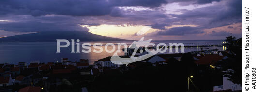Coucher de soleil sur Horta aux Açores. - © Philip Plisson / Plisson La Trinité / AA10803 - Nos reportages photos - Pico