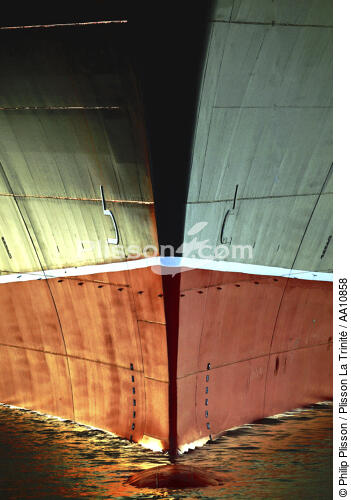 L'étrave du Queen Mary. - © Philip Plisson / Plisson La Trinité / AA10858 - Nos reportages photos - Etrave
