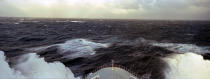 Le Queen Mary 2 dans le gros temps. © Philip Plisson / Plisson La Trinité / AA10976 - Nos reportages photos - Paquebot