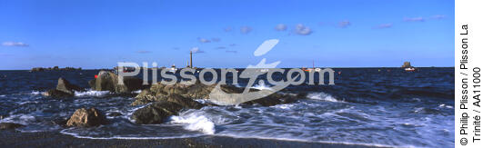 Le phare de l'Ile Vierge. - © Philip Plisson / Plisson La Trinité / AA11000 - Nos reportages photos - Ciel bleu